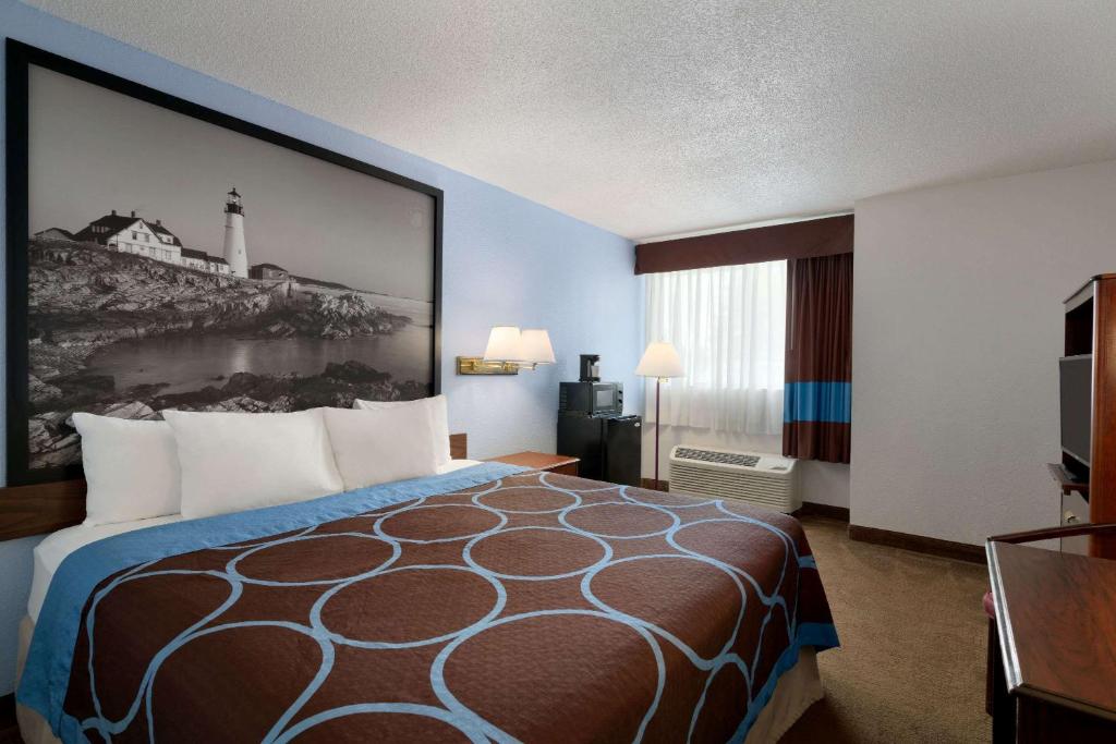 Super 8 by Wyndham Portland/Westbrook Area - image 4