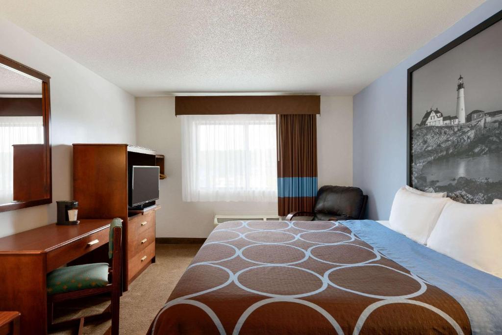 Super 8 by Wyndham Portland/Westbrook Area - image 6