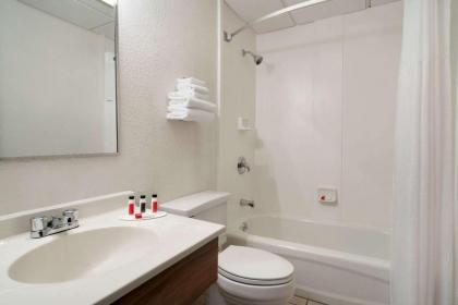 Super 8 by Wyndham Portland/Westbrook Area - image 7