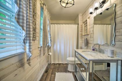 Romantic Apt Near Wineries Golf and Lake Erie! - image 12