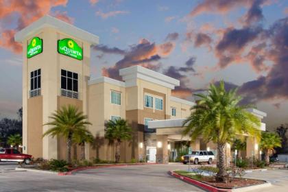 La Quinta Inn & Suites by Wyndham Lake Charles-Westlake - image 2