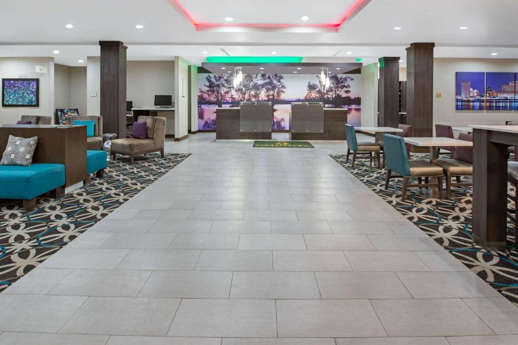 La Quinta Inn & Suites by Wyndham Lake Charles-Westlake - image 3