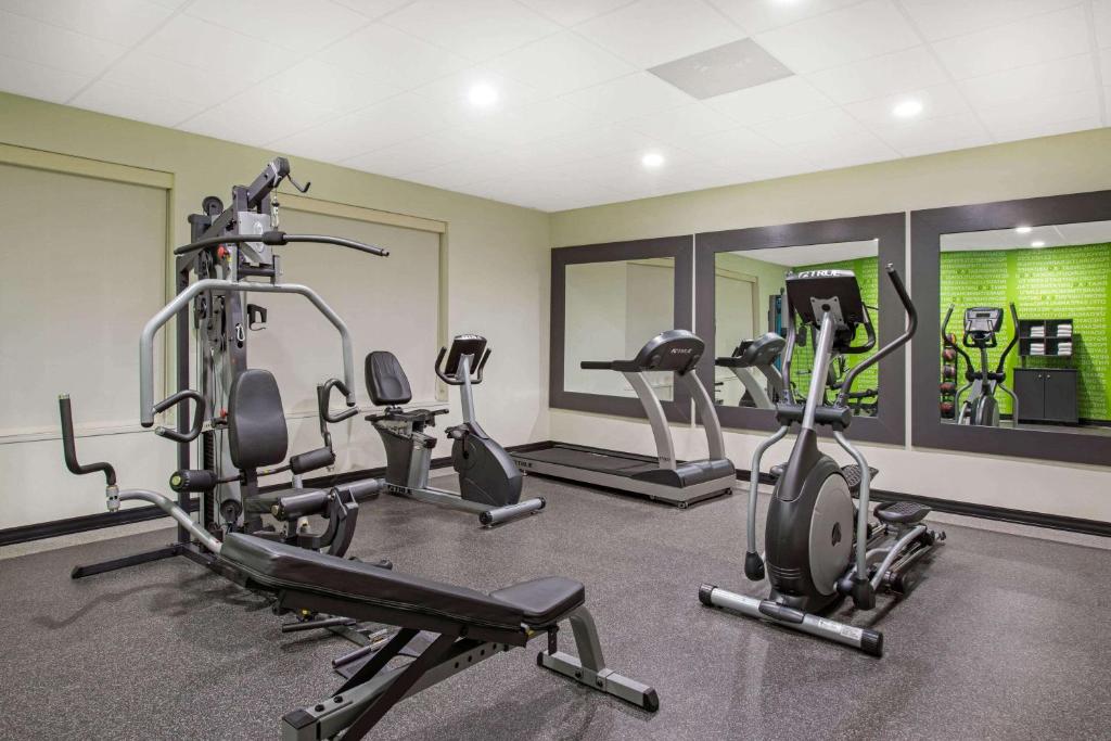 La Quinta Inn & Suites by Wyndham Lake Charles-Westlake - image 7