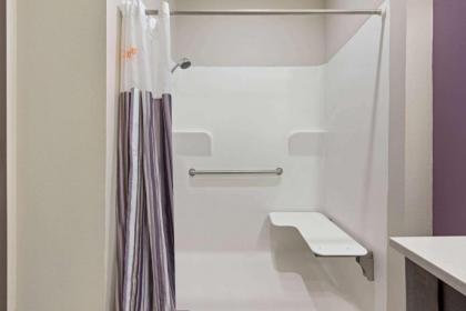La Quinta Inn & Suites by Wyndham Lake Charles-Westlake - image 8