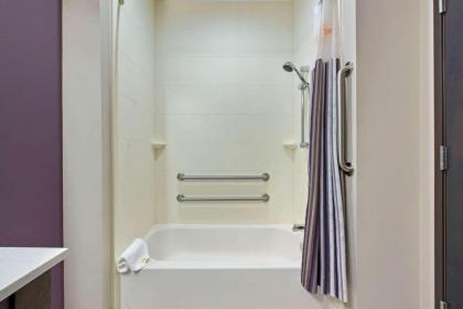 La Quinta Inn & Suites by Wyndham Lake Charles-Westlake - image 9