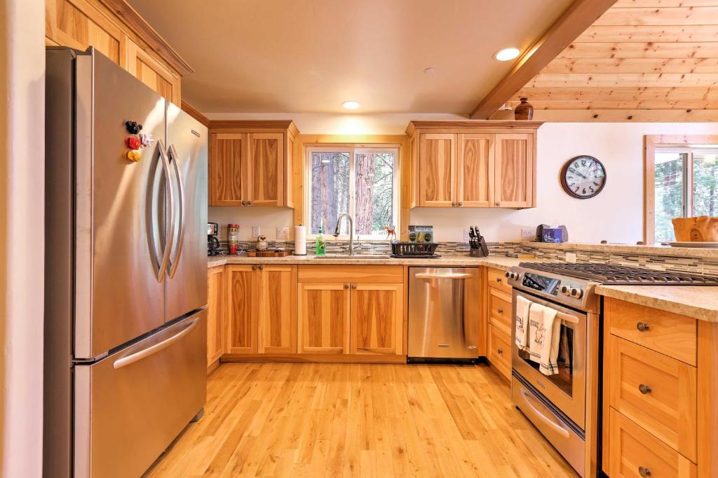 Rustic Retreat with Deck Steps From Lake Almanor! - image 5