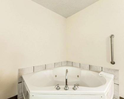 Quality Inn - image 9