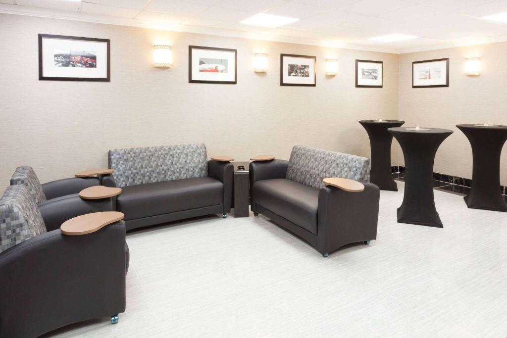 Ramada Plaza by Wyndham Chicago North Shore - image 2