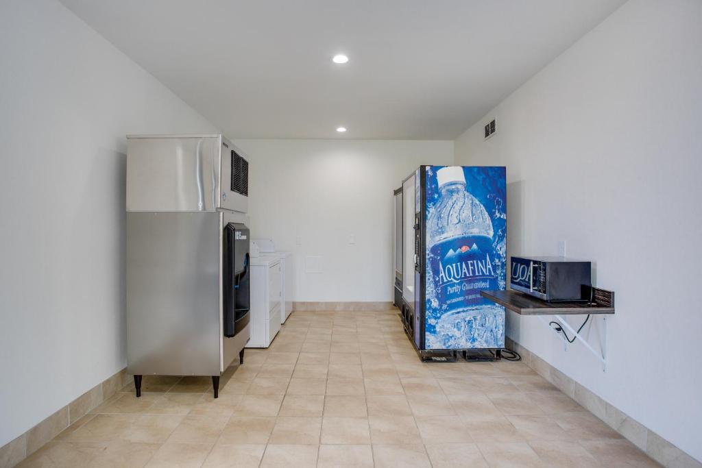 Motel 6-White House TN - image 3