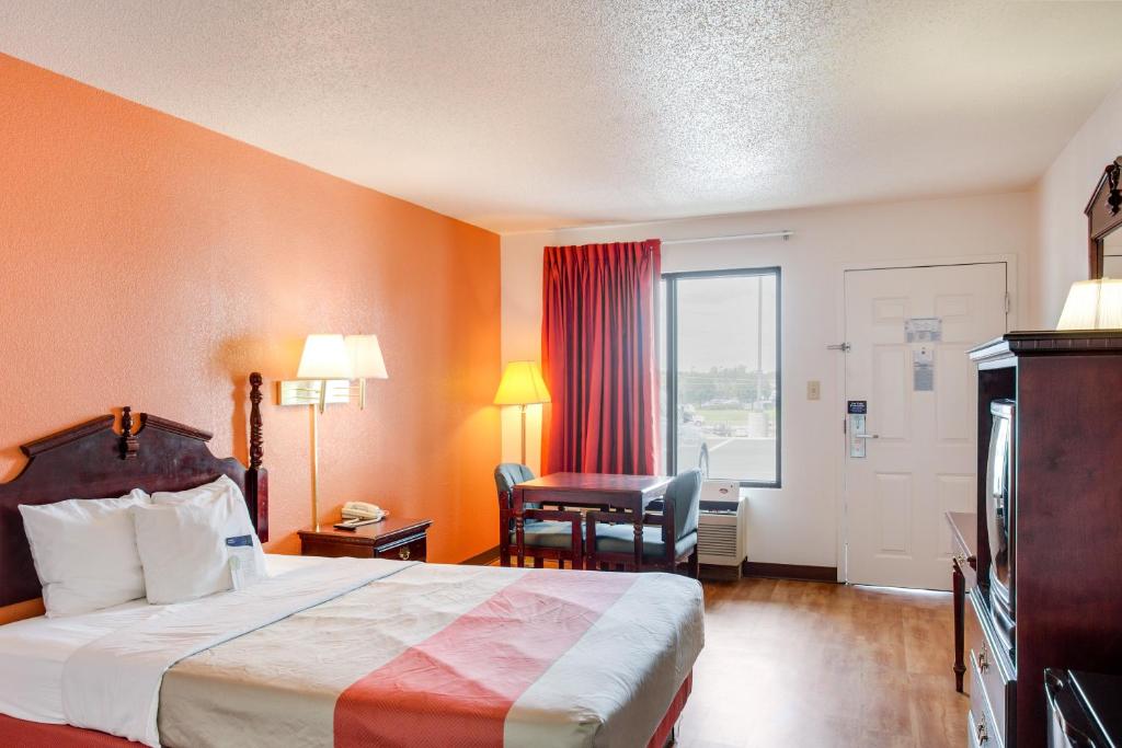 Motel 6-White House TN - image 4