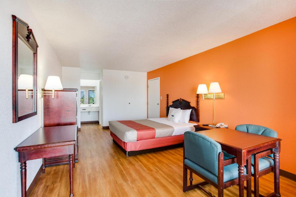 Motel 6-White House TN - image 7