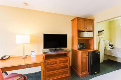 Econo Lodge White Pine - image 10