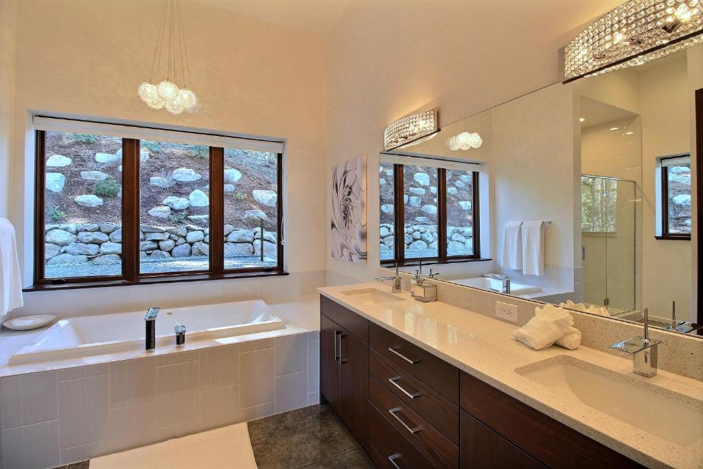 Pahtos Retreat Luxe White Salmon Home with Hot Tub - main image