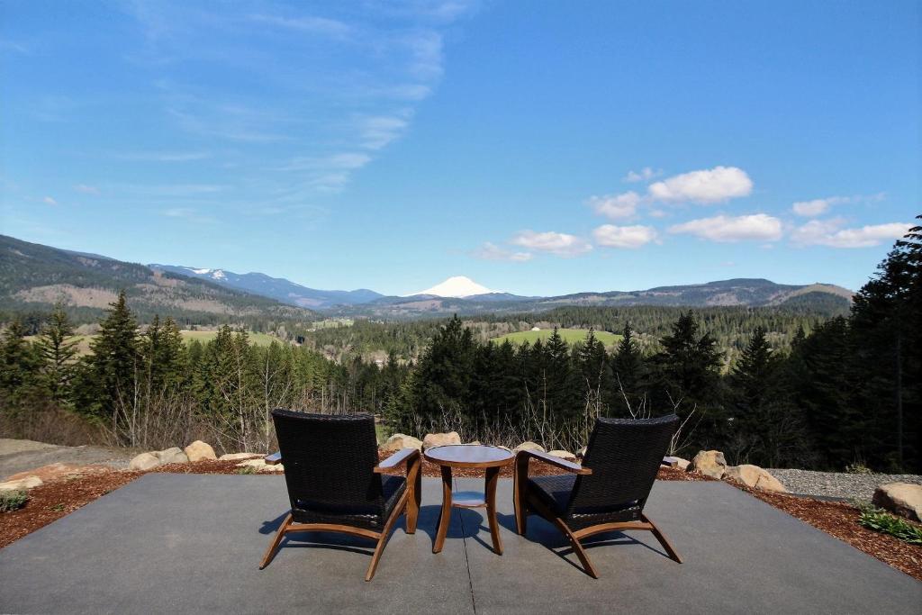 Pahtos Retreat Luxe White Salmon Home with Hot Tub - image 3