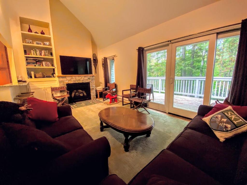 R3 Lovely Bretton Woods townhome with updated kitchen sauna WiFi Steps to the ski trails - main image