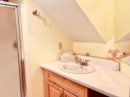 R1 Renovated Bretton Woods Slopeside townhome in the heart of the White Mountains - image 17