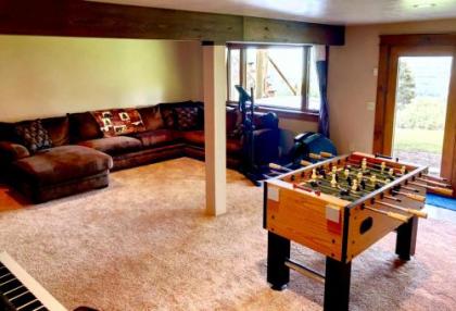 SI INCREDIBLE VIEWS from this log cabin with large deck huge yard fire pit hot tub Whitefield