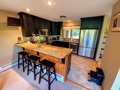 W1 Cozy and comfortable Bretton Woods condo with ski slope views fireplace! - image 2