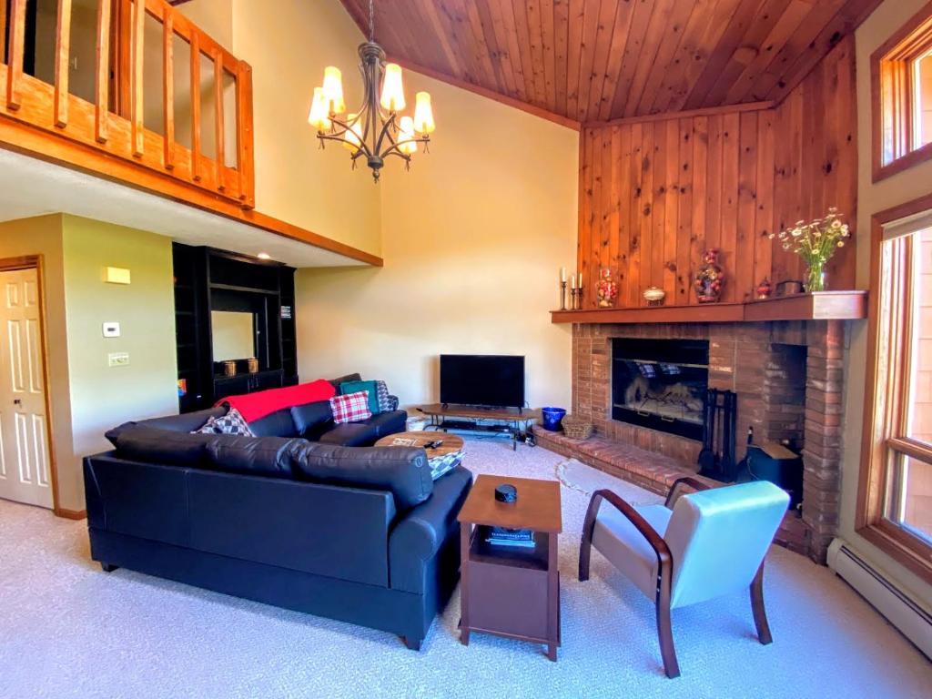 W1 Cozy and comfortable Bretton Woods condo with ski slope views fireplace! - image 5