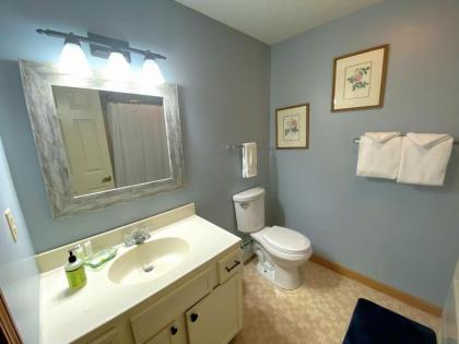 W5 AIR CONDITIONED Mount Washington Place townhouse with fireplace air hockey free and fast wifi! - image 13