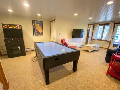 W5 AIR CONDITIONED Mount Washington Place townhouse with fireplace air hockey free and fast wifi! - image 18