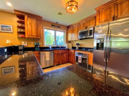 G5 WOW! Stunning single level home next to golf course and Mt Washington Hotel AC skiing! - image 14