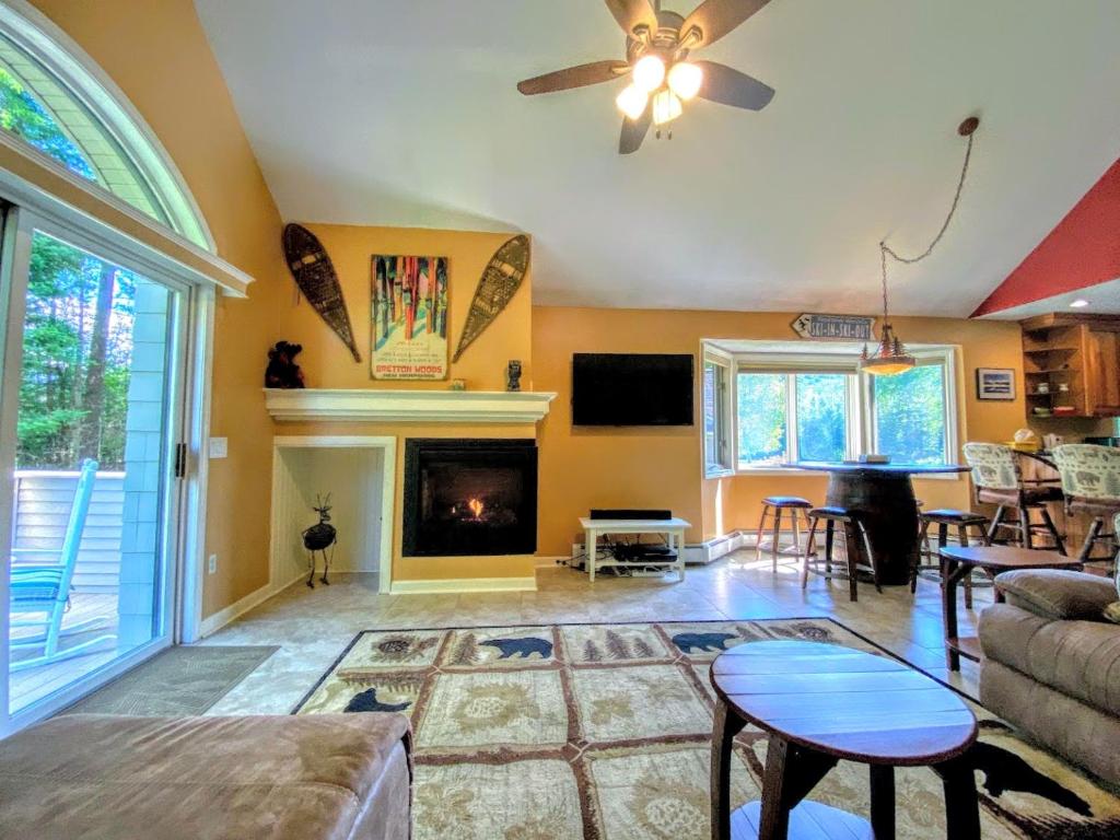 G5 WOW! Stunning single level home next to golf course and Mt Washington Hotel AC skiing! - image 4
