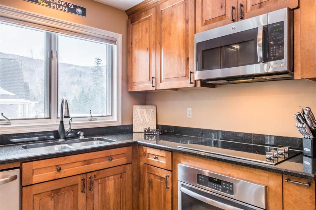 G5 WOW! Stunning single level home next to golf course and Mt Washington Hotel AC skiing! - image 6