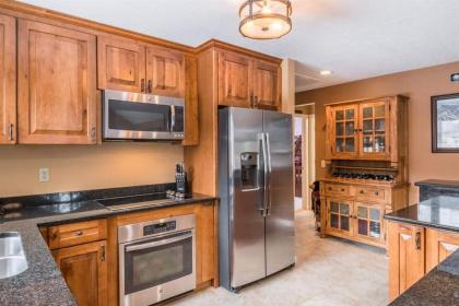 G5 WOW! Stunning single level home next to golf course and Mt Washington Hotel AC skiing! - image 8