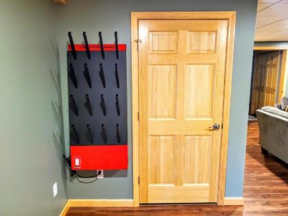O6 Newly renovated with high class upgrades! Great ski access boot warmer ski rack yard AC! - image 8