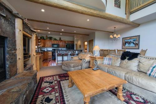 Ski Slopes and Scenic Views - image 5