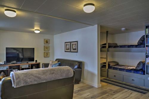 No Ka Oi Lakefront Cottage with Hot Tub and EZ Dock! - image 2