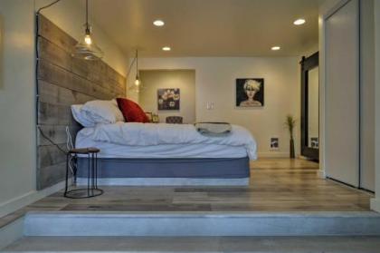 No Ka Oi Lakefront Cottage with Hot Tub and EZ Dock! - image 3