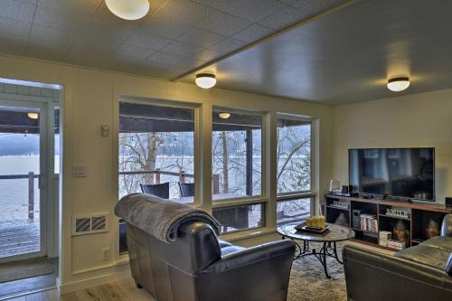 No Ka Oi Lakefront Cottage with Hot Tub and EZ Dock! - image 5