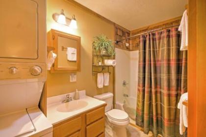 Charming Fox Den Cabin in Whittier with Hot Tub! - image 4