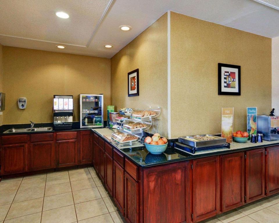 Quality Inn & Suites Wichita Falls I-44 - image 5