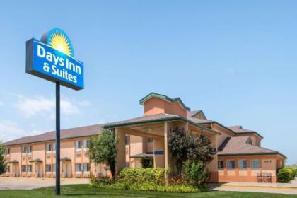 Days Inn  Suites by Wyndham Wichita