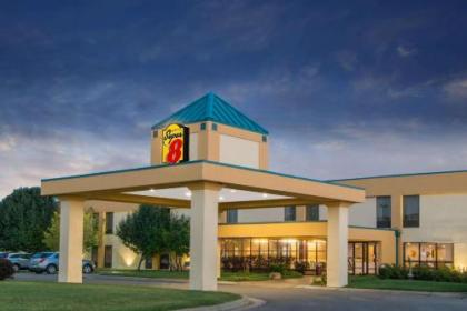 Super 8 by Wyndham Wichita South - image 1