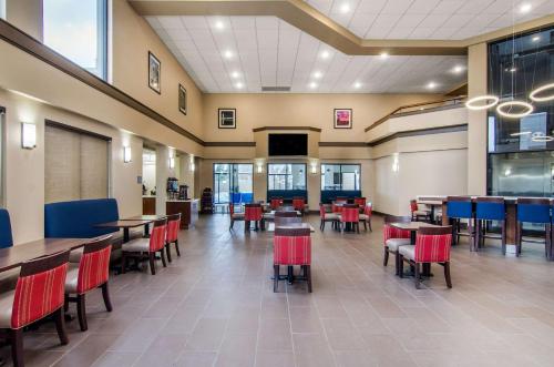 Comfort Inn & Suites - image 4