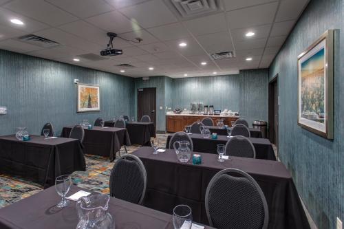 Hampton Inn & Suites-Wichita/Airport KS - image 2