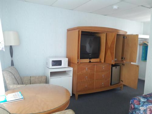 Suitcase Motel & Travel - image 4