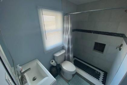 Affordable beachfront Apartment No balcony sleeps 10 - image 11