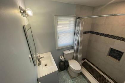 Affordable beachfront Apartment No balcony sleeps 10 - image 12