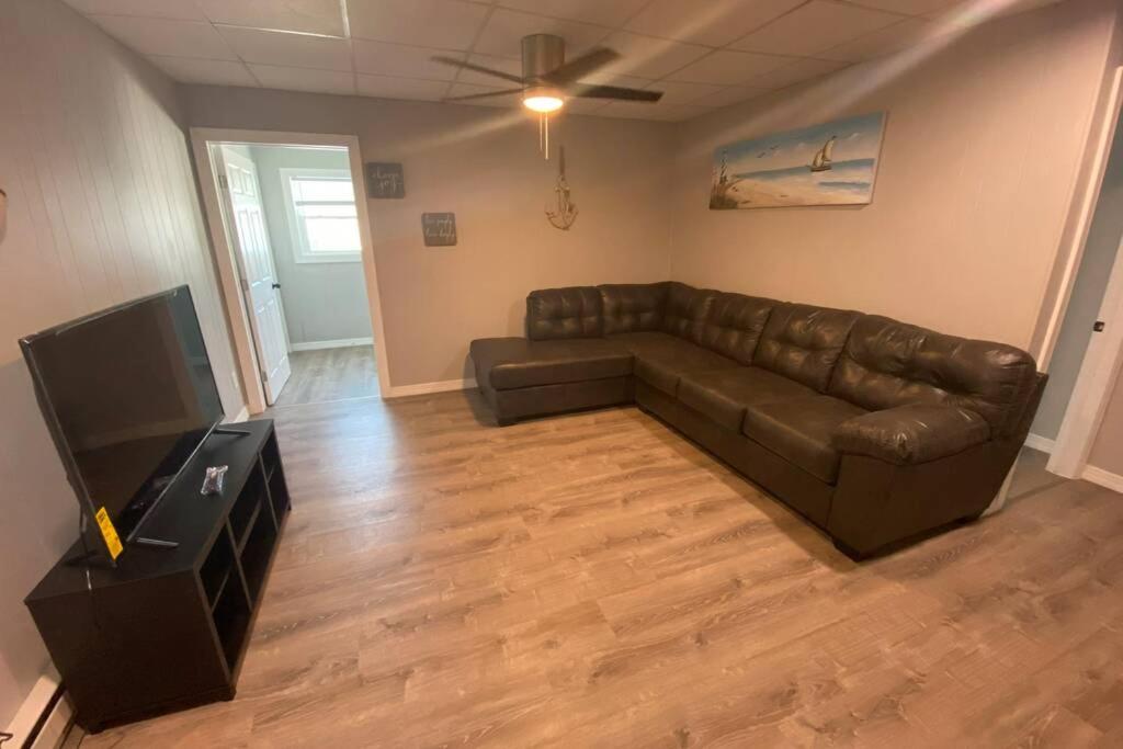 Affordable beachfront Apartment No balcony sleeps 10 - image 2