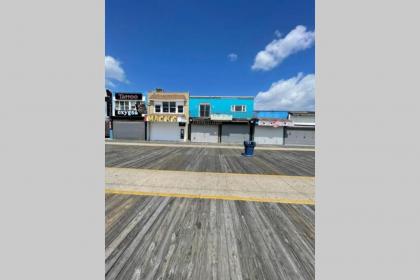 Affordable beachfront Apartment No balcony sleeps 10 - image 3