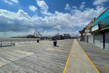 Affordable beachfront Apartment No balcony sleeps 10 - image 9