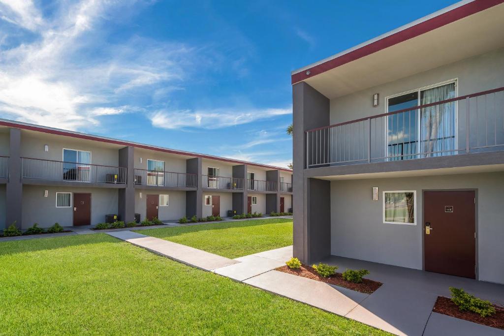 Red Roof Inn & Suites Wildwood FL - image 3