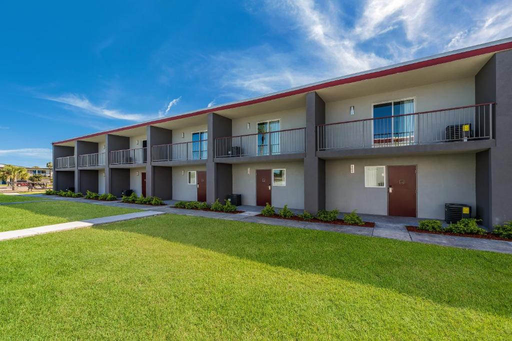 Red Roof Inn & Suites Wildwood FL - image 7