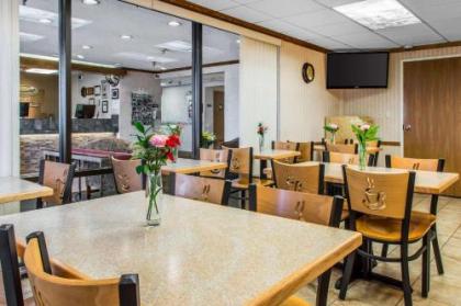 Econo Lodge Arena - image 15