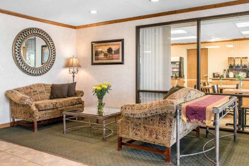 Econo Lodge Arena - image 5